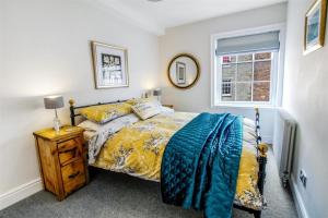 une chambre avec un lit et une fenêtre dans l'établissement Comfy Dales holiday base on Market Place of historic market town, à Richmond