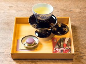 Kahvin ja teen valmistusvälineet majoituspaikassa Ryokan Genhouin