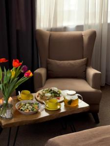 uma mesa de centro com dois pratos de comida e um sofá em Keremet Hotel em Almaty