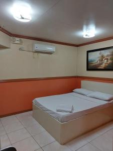 Tempat tidur dalam kamar di Kokomos Hotel and Restaurant