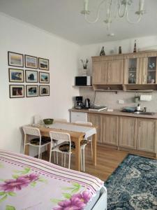 een keuken en eetkamer met een tafel en stoelen bij ECO-LUX APART with free bicycles end free parking in Ljubljana