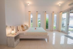 Salt Resort & Spa في آميد: غرفة نوم بسرير واريكة ونوافذ