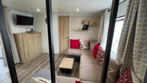 ein kleines Wohnzimmer mit einem Sofa und einem Tisch in der Unterkunft Bayaïna in Gastes