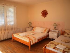 1 dormitorio con 2 camas y 2 mesitas de noche en Shabla Old Blue House, en Shabla