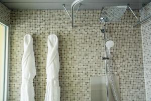 een douche met witte douchegordijnen in de badkamer bij The Screen in Kyoto +37 foto's