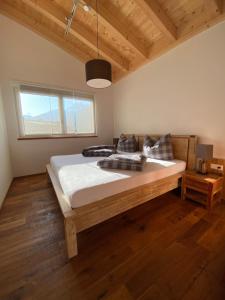 1 dormitorio con 1 cama grande en una habitación en Haus Anton lebt, en Pettneu am Arlberg