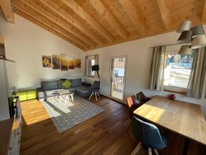 sala de estar con sofá y mesa en Haus Anton lebt, en Pettneu am Arlberg