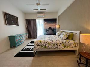 Un pat sau paturi într-o cameră la By The Sea Suite,Batu Ferringhi