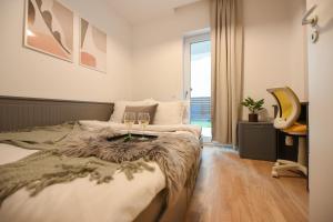 En eller flere senge i et værelse på VACATION FEEL - 2BR Apartment with Terrace & Private Parking in Baneasa