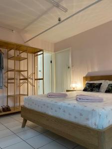 1 dormitorio con 1 cama grande con sábanas moradas en The Espy Hostel en Cairns