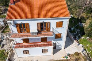 une vue aérienne sur une maison avec un toit orange dans l'établissement Apartment Bobić, à Slano