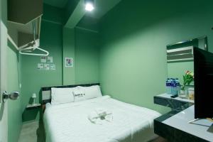 Postel nebo postele na pokoji v ubytování Sleepbox Hostel Suratthani