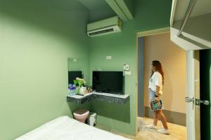 TV a/nebo společenská místnost v ubytování Sleepbox Hostel Suratthani
