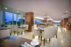 En restaurang eller annat matställe på ASTON Madiun Hotel & Conference Center