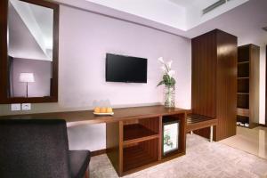 TV a/nebo společenská místnost v ubytování Aston Madiun Hotel & Conference Center