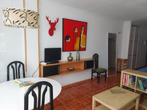 a living room with a table and a dining room at Acogedor estudio en el centro torremolinos in Torremolinos