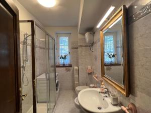 A bathroom at Appartamento in villa - Maria Grazia