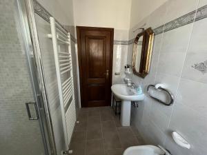 A bathroom at Appartamento in villa - Maria Grazia