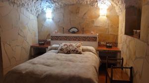 Postel nebo postele na pokoji v ubytování Casas Rurales Maribel - Complejo El Tejar - Apartamentos con jacuzzi en Alcalá del Júcar