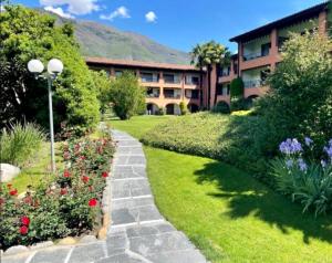 Vrt ispred objekta Ferienwohnung mit Garten und Pool in Ascona