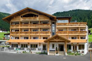 a large apartment building with a large balcony at Der Paternwirt in Maria Luggau