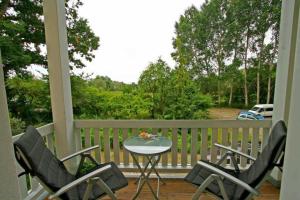zwei Stühle und ein Tisch auf einer Veranda in der Unterkunft Villa Seestern, App. 3 in Bansin