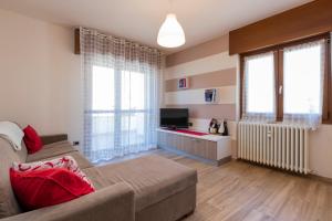uma sala de estar com um sofá e uma televisão em Europa Master Guest apartment em Aprica