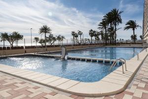 uma grande piscina com um golfinho no meio em Arensol Esc-A, 13º-51 em Cullera