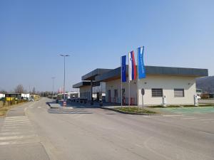 un edificio con banderas al lado de una carretera en Čebelica, apartma 101, Terme Čatež, en Brežice