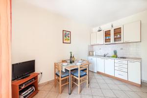 Kuchyň nebo kuchyňský kout v ubytování Apartments Sara