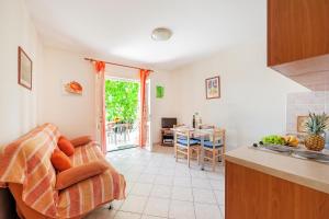 Kuchyň nebo kuchyňský kout v ubytování Apartments Sara
