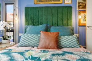 1 cama con paredes azules y cabecero verde en Blue moon, en Las Palmas de Gran Canaria