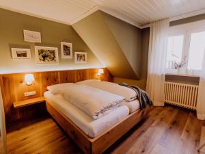 ein Schlafzimmer mit einem großen Bett in einem Zimmer in der Unterkunft Schiebenrothenhof in Simonswald