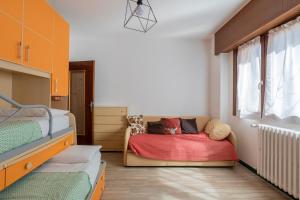 アプリーカにあるMaranta Aprica Apartmentのベッドルーム1室(二段ベッド2台、ソファ付)