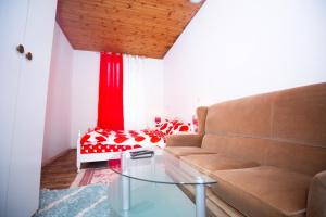 uma sala de estar com um sofá e uma mesa em Agréable chambre sur liège avc parking et wifi gratuit em Liège