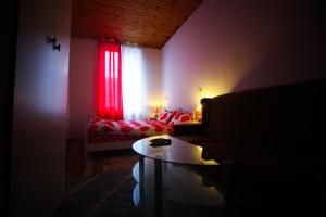 a living room with a couch and a red window at Agréable chambre sur liège avc parking et wifi gratuit in Liège