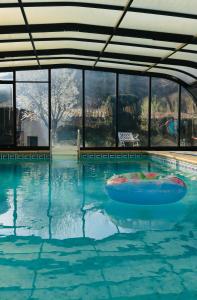 una piscina con una balsa en el agua en Chambre double "le pêcher" saillans en Saillans