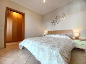 A bed or beds in a room at Elegante bilocale a pochi passi dal mare