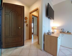 A kitchen or kitchenette at Elegante bilocale a pochi passi dal mare