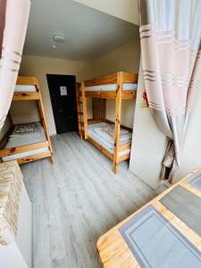 リヴィウにあるPid Vysokym Zamkomの二段ベッド2組が備わる客室です。