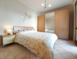 A bed or beds in a room at Elegante bilocale a pochi passi dal mare