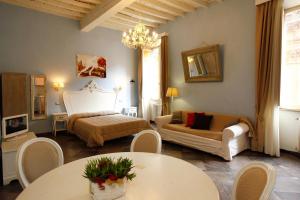 - un salon avec un lit et un canapé dans l'établissement Casa De Fiori Apartments, à Rome
