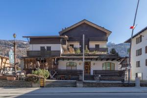 un edificio con scale di fronte a un edificio di Comfort studio centro Aprica vicino piste da sci ad Aprica