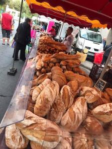 Historic French townhouse في Saint-Thibéry: عرض الخبز والمعجنات في السوق
