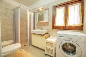 bagno con lavatrice e lavandino di Residence San Martino a Marina di Mancaversa