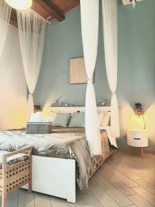 een slaapkamer met een groot bed met witte gordijnen bij centruMaqueda in Palermo