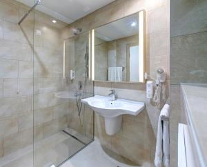 y baño con lavabo y ducha. en Hotel Han Bjelašnica, en Bjelašnica