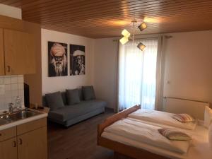 Un pat sau paturi într-o cameră la Self-check-in Ferienwohnungen & Apartments am Bergsee