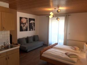 Giường trong phòng chung tại Self-check-in Ferienwohnungen & Apartments am Bergsee