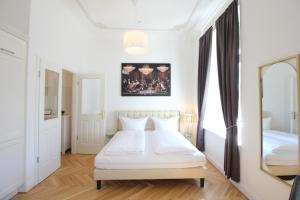 a bedroom with a white bed and a mirror at Zu Besuch im Palast - Perfekte Lage in Dresden
